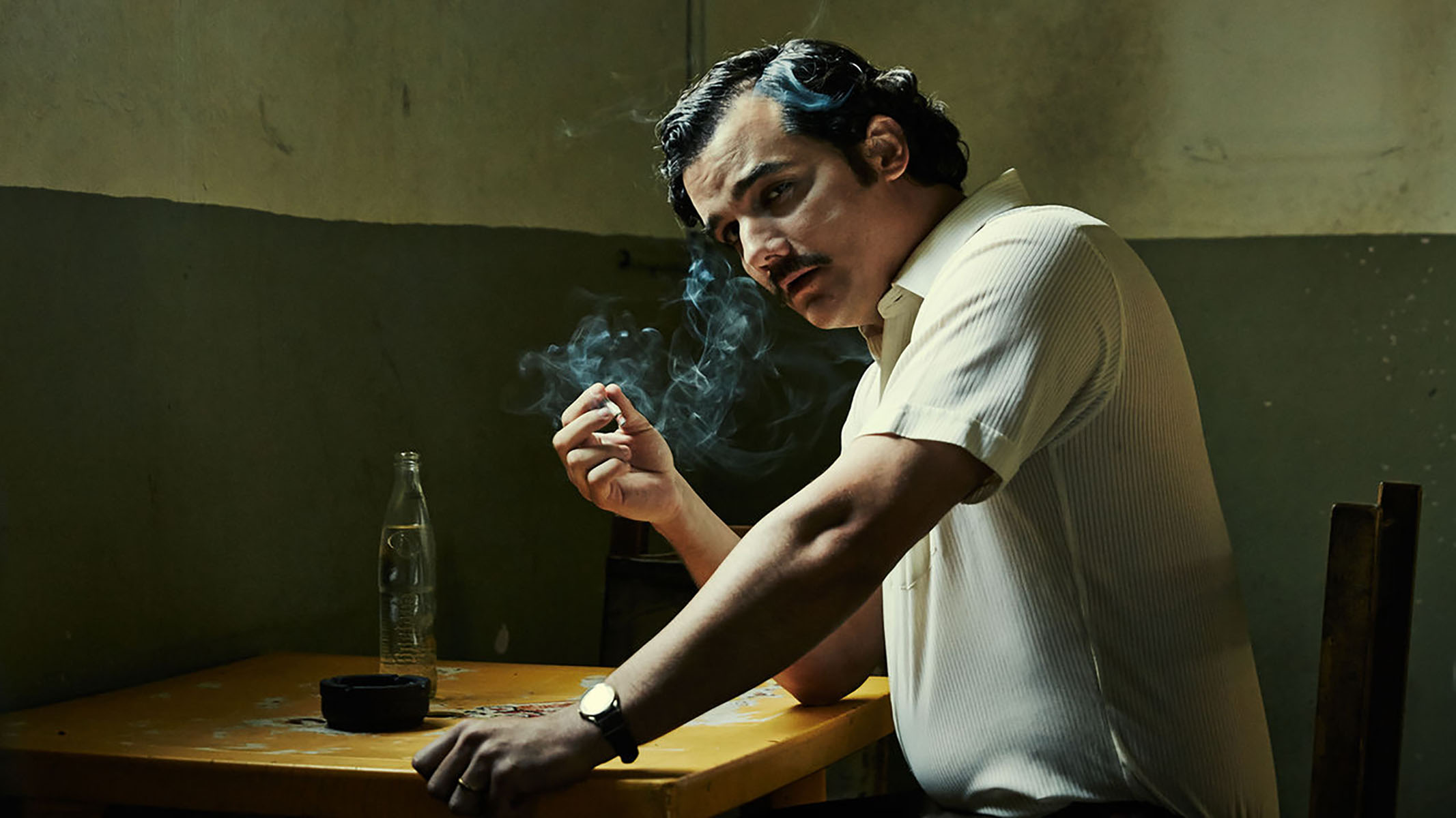 Pablo Escobar (Wagner Moura) smokes a cigarette. Photo courtesy of https://scdn.nflximg.net/images/9834/21939834.jpg.