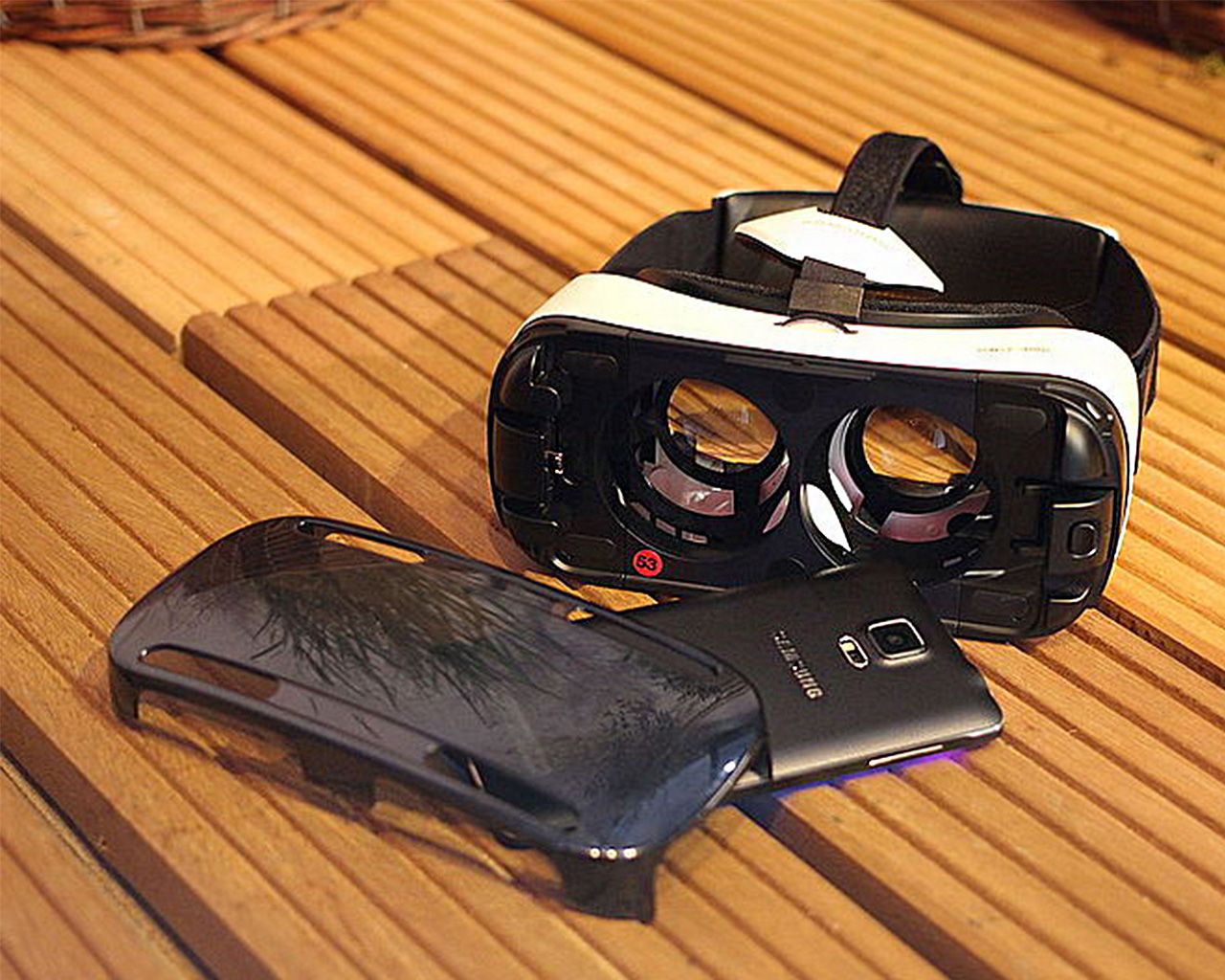 Samsung Gear VR with Samsung smartphone. Courtesy photo. Source: https://upload.wikimedia.org/wikipedia/commons/4/40/Samsung_Gear_VR_%2815060788240%29.jpg