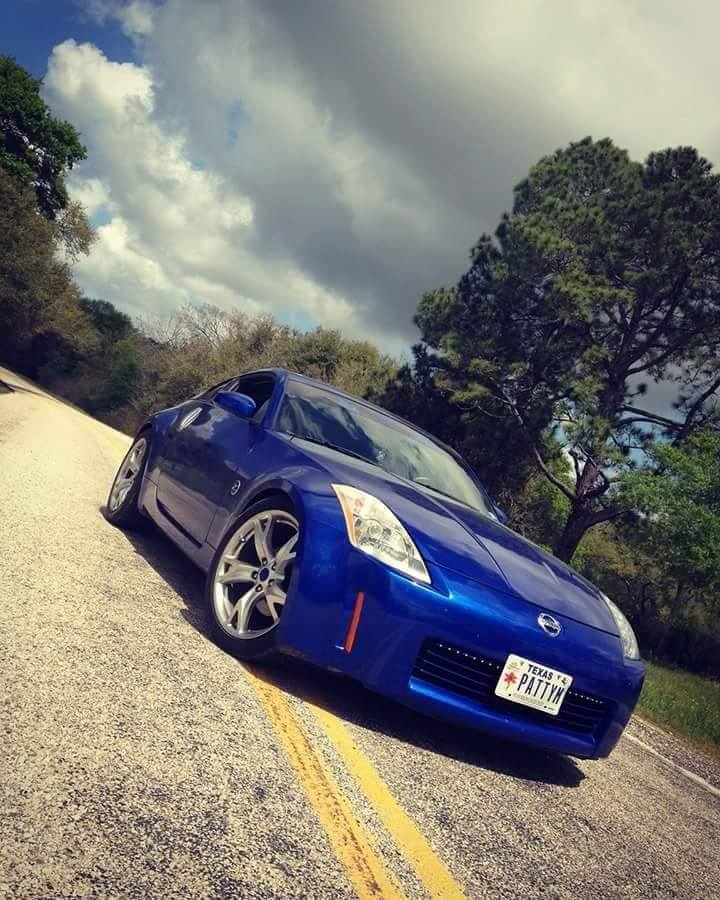 A blue Nissan 350ZX parked on a road. Photo courtesy of Patricia Mojica.
