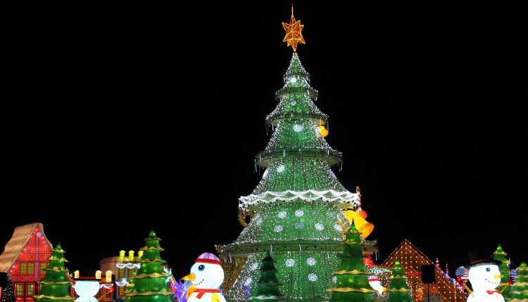 PHOTO: Christmas tree surrounded by snowmen as part of Santa's Christmas Village attraction. Photo by The Signal reporter Bianca Salazar. 