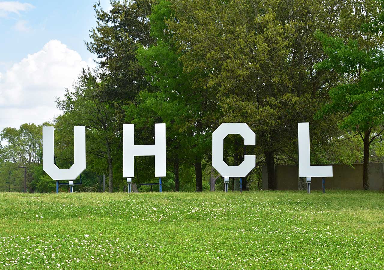 PHOTO: UHCL letters. Photo by The Signal reporter Agueda Jimenez.