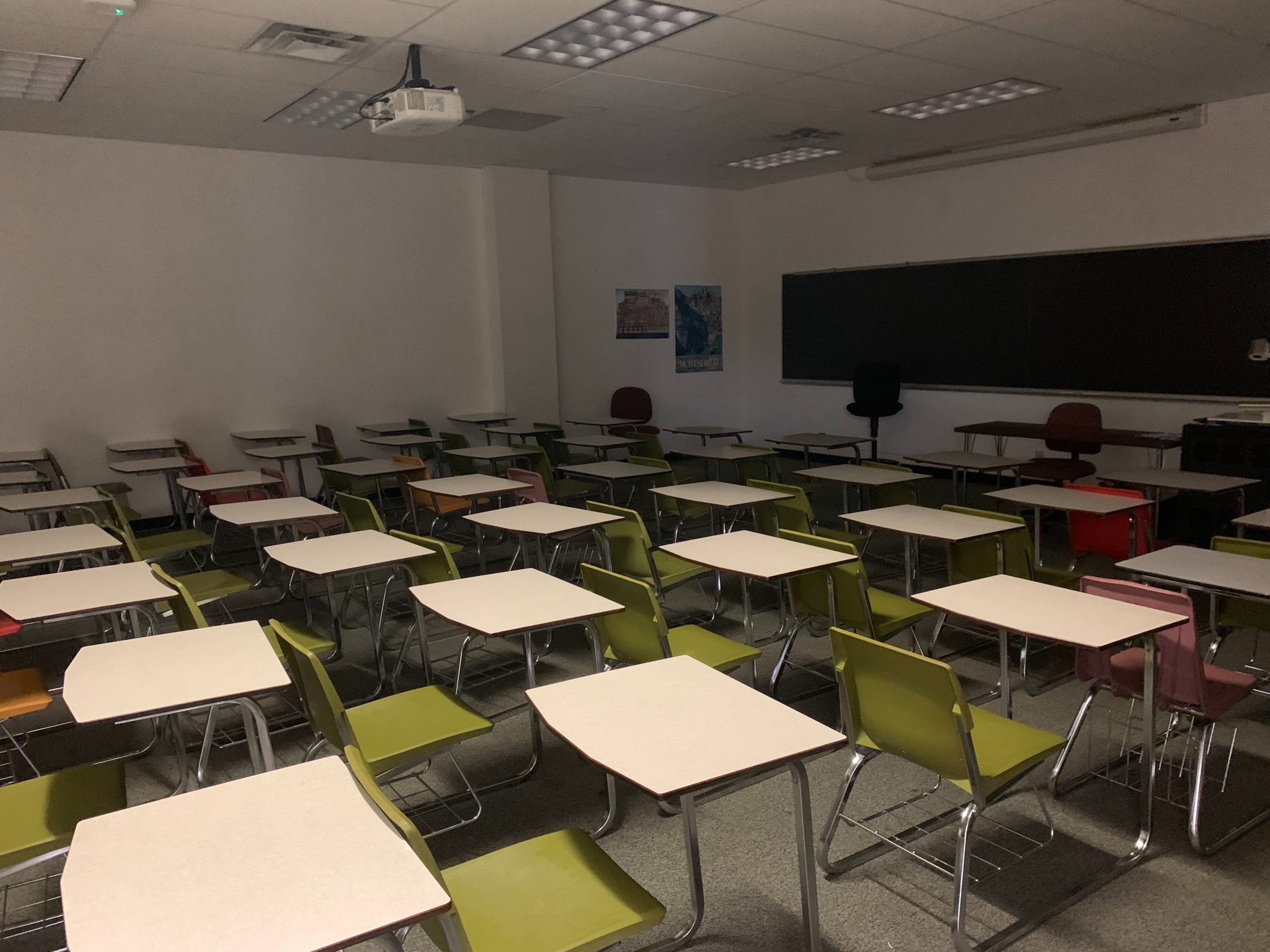 PHOTO: Empty classroom at UHCL. Photo by The Signal Editor-in-Chief Brandon Ruiz-Peña.